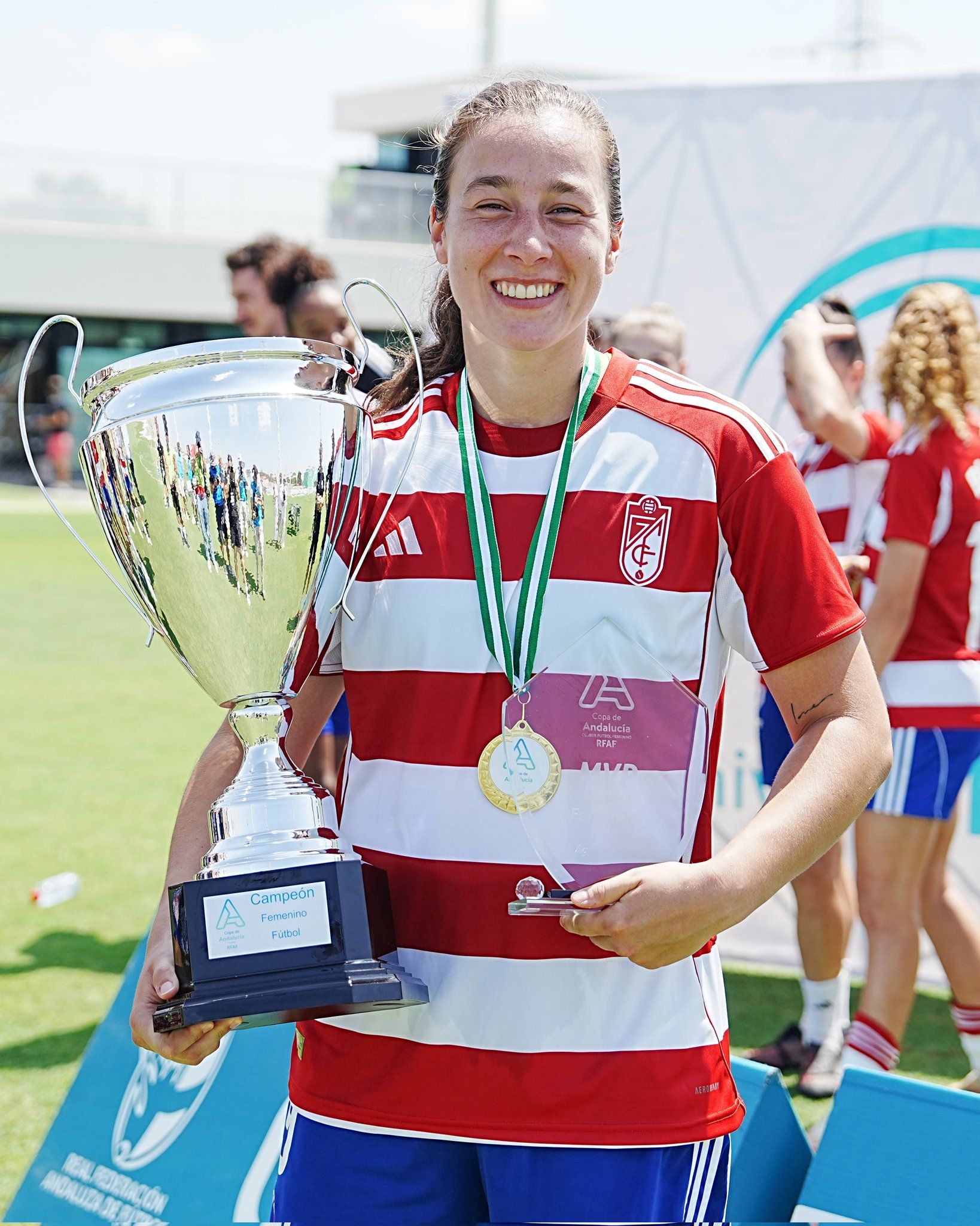 Sonya Keefe celebra la Copa Andalucía como MVP de la final además.