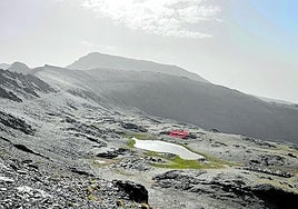 Vista de la laguna de Río Seco con el Mulhacén al fondo en una imagen tomada el 10 de agosto de 2025, con un recuadro que señala donde se situaba el refugio que fue demolido en la segunda mitad de los años 90.