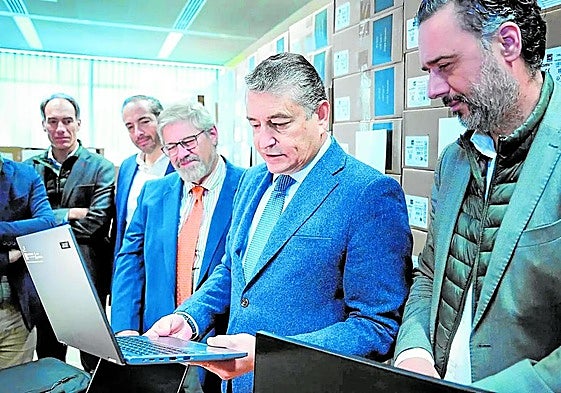 El consejero de la Presidencia, Antonio Sanz, en una visita a uno de los nodos tecnológicos.