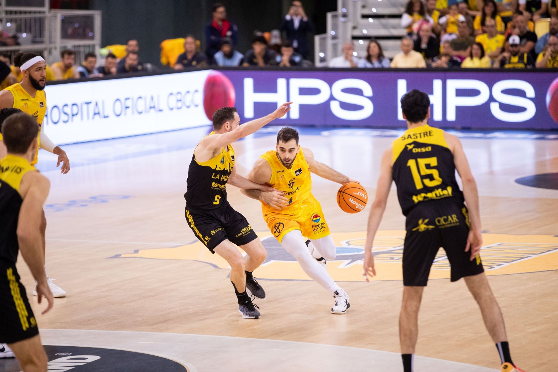 Jovan Kljajic, frente a Marcelinho en el derbi canario.