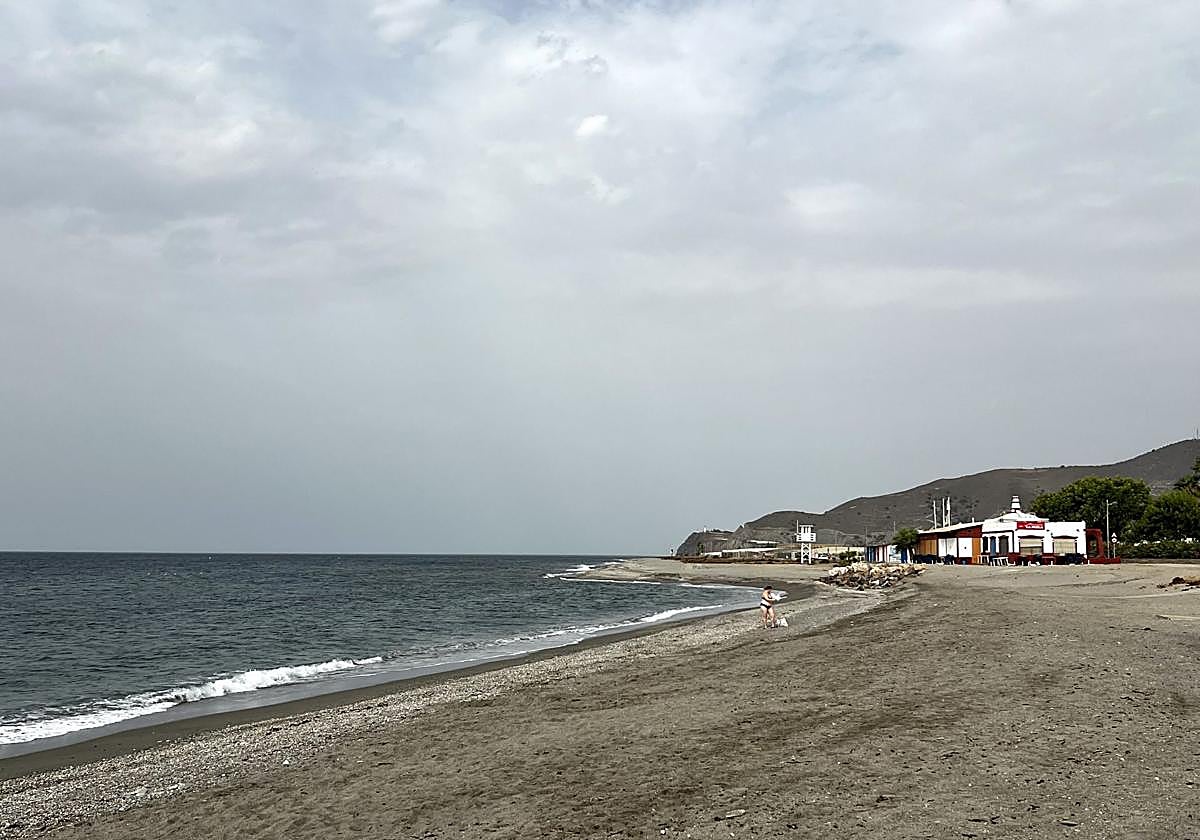 Una bañista en la playa de Carchuna.