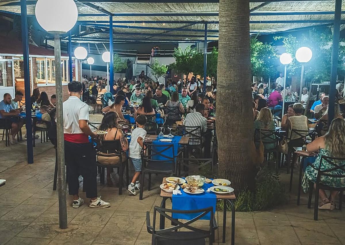 Imagen secundaria 1 - El famoso chiringuito de las subastas de pescado se hace con El Barco de Churriana