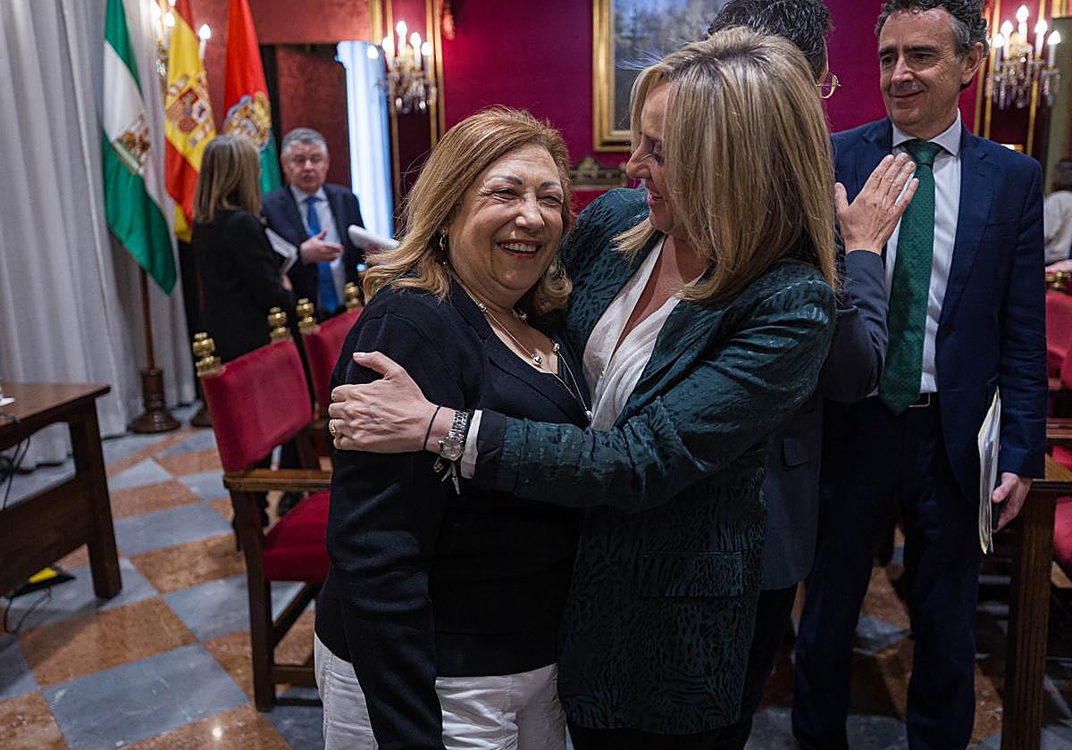 La alcaldesa, Marifrán Carazo, abraza a la edil de Economía, Rosario Pallarés, tras aprobar las cuentas.