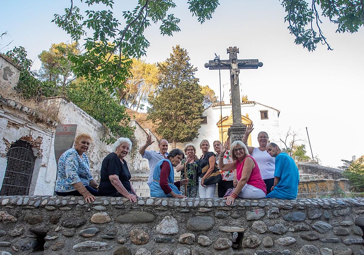 La placeta de la iglesia es perfecta para una tertulia vespertina.