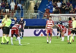 Los jugadores del Granada, al final del encuentro contra el Eibar.