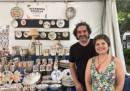 La pareja de artesanos en la jaima donde muestran y venden sus creaciones de cerámica.