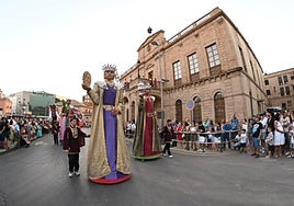 Los Gigantes de la Baraja desfilando en la cabalgata de 2024.