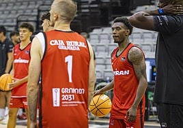 Mikah Speight, a la derecha, tendrá la responsabilidad de asumir el timón en el nuevo Covirán.