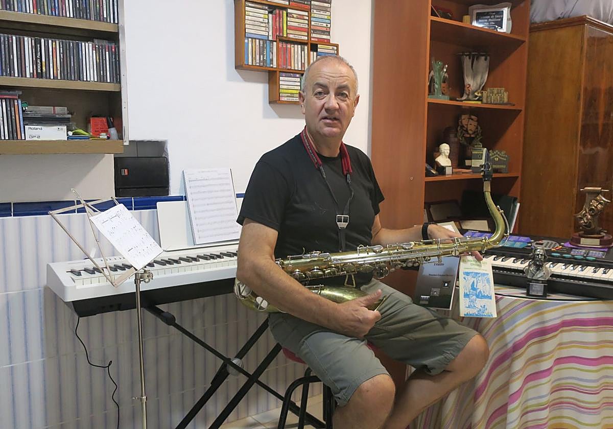 Francisco Cristóbal Sánchez, en el estudio donde crea sus obras.