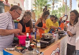 Los finalistas del concurso cocinan ante el jurado de la Escuela de Hostelería de Almería