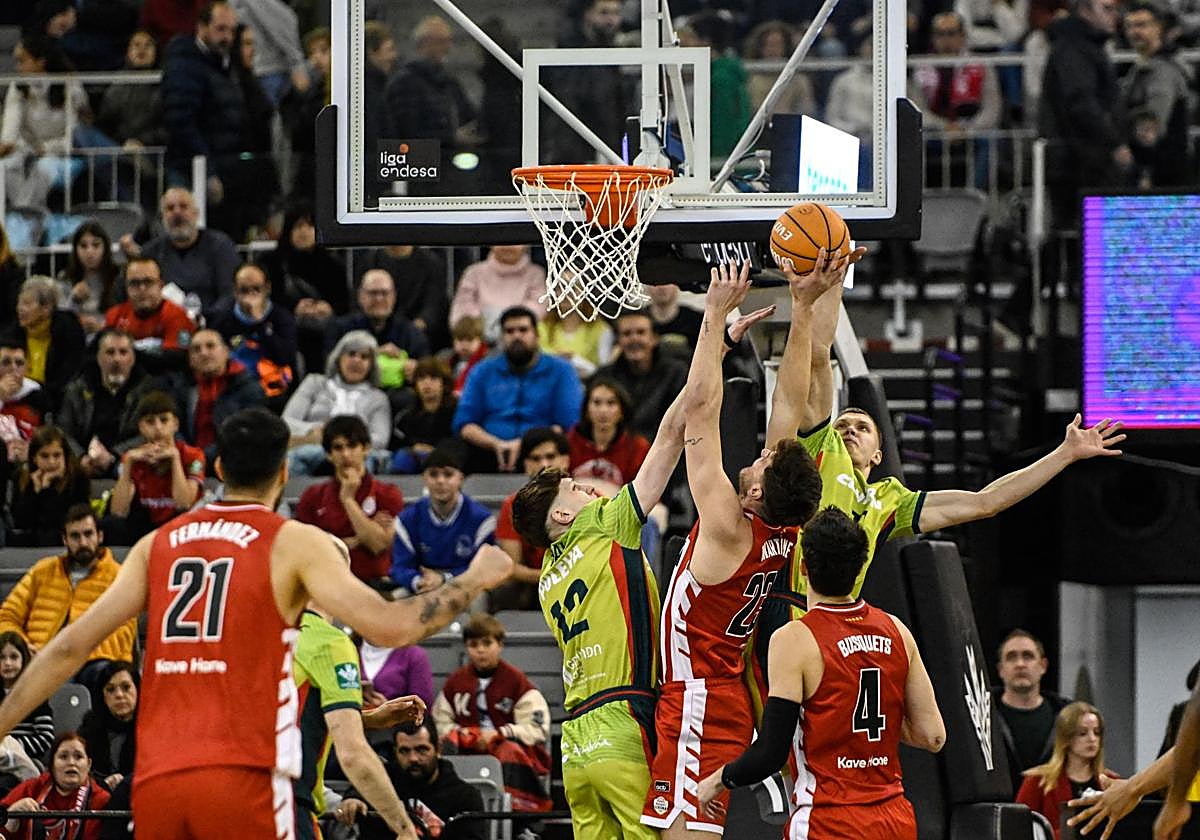 Elias Valtonen (derecha) coloca una chapa en toda regla en el partido contra el Girona en el Palacio de los Deportes.