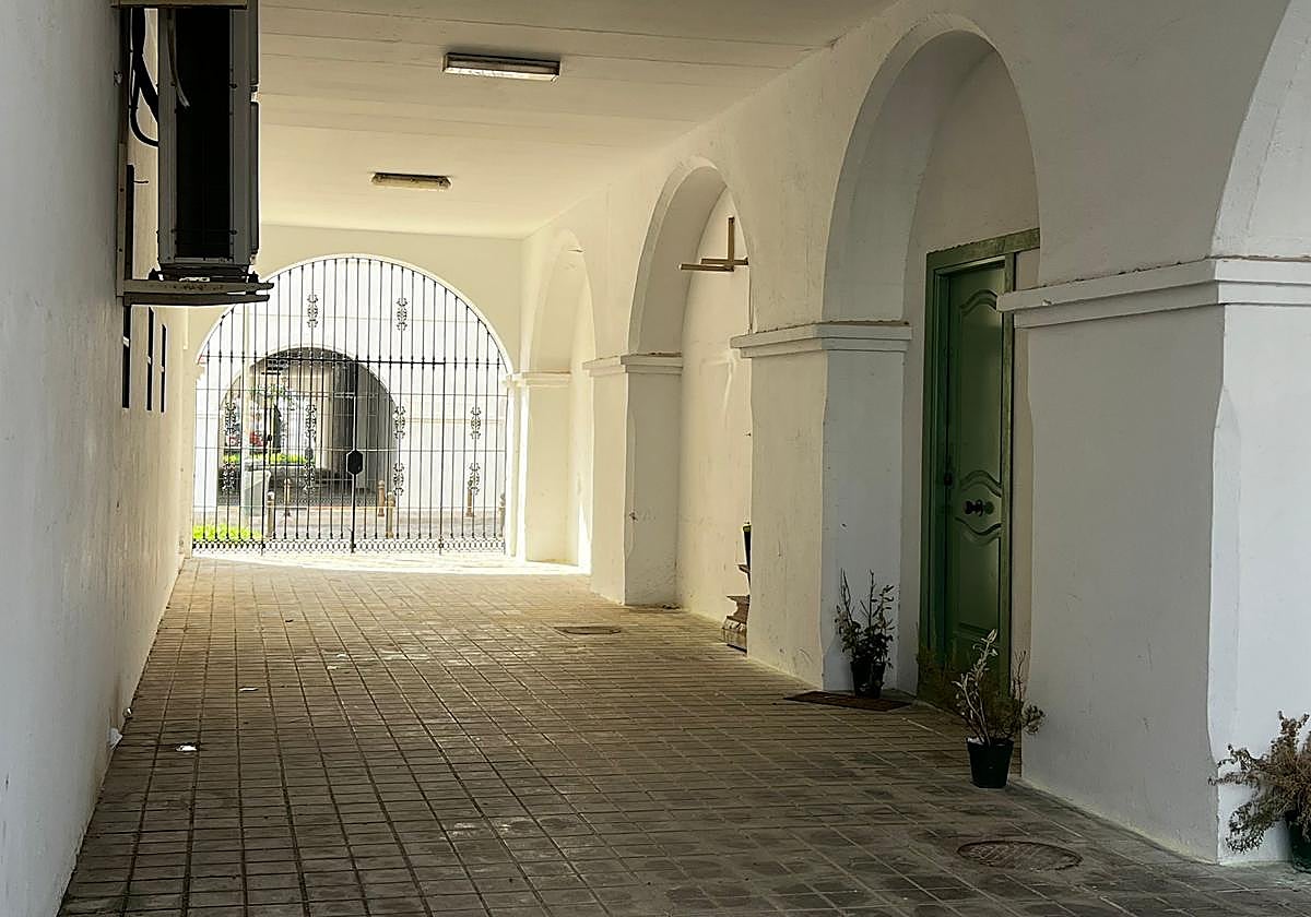 Entrada a la vivienda de Motril en la que se produjo el suceso.