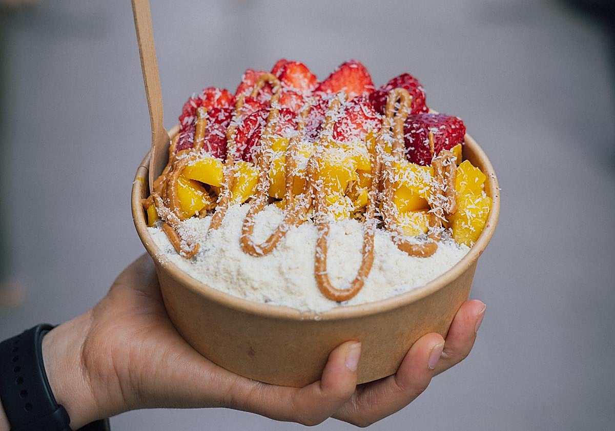 Imagen principal - El fruto del Amazonas que arrasa en Granada: «Es muy saludable y tiene un sabor único»