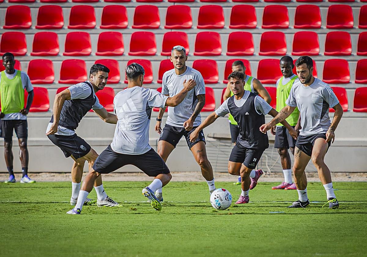 Un instante de uno de los partidillos en el entrenamiento del Granada este miércoles.