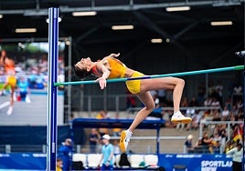 Una Stancev salta una altura durante el Mundial universitario que ganó.