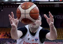 Beqa Burjanadze captura uno de los siete rebotes que birló a la selección española.