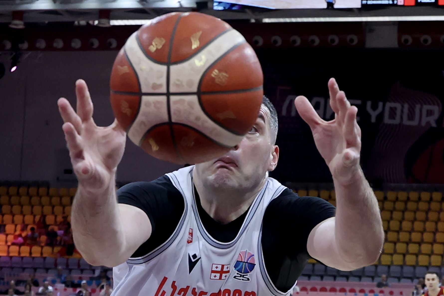 Beqa Burjanadze captura uno de los siete rebotes que birló a la selección española.