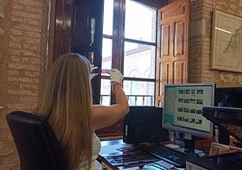 Proceso de digitalizaicón de una de las profesionales del IEG.