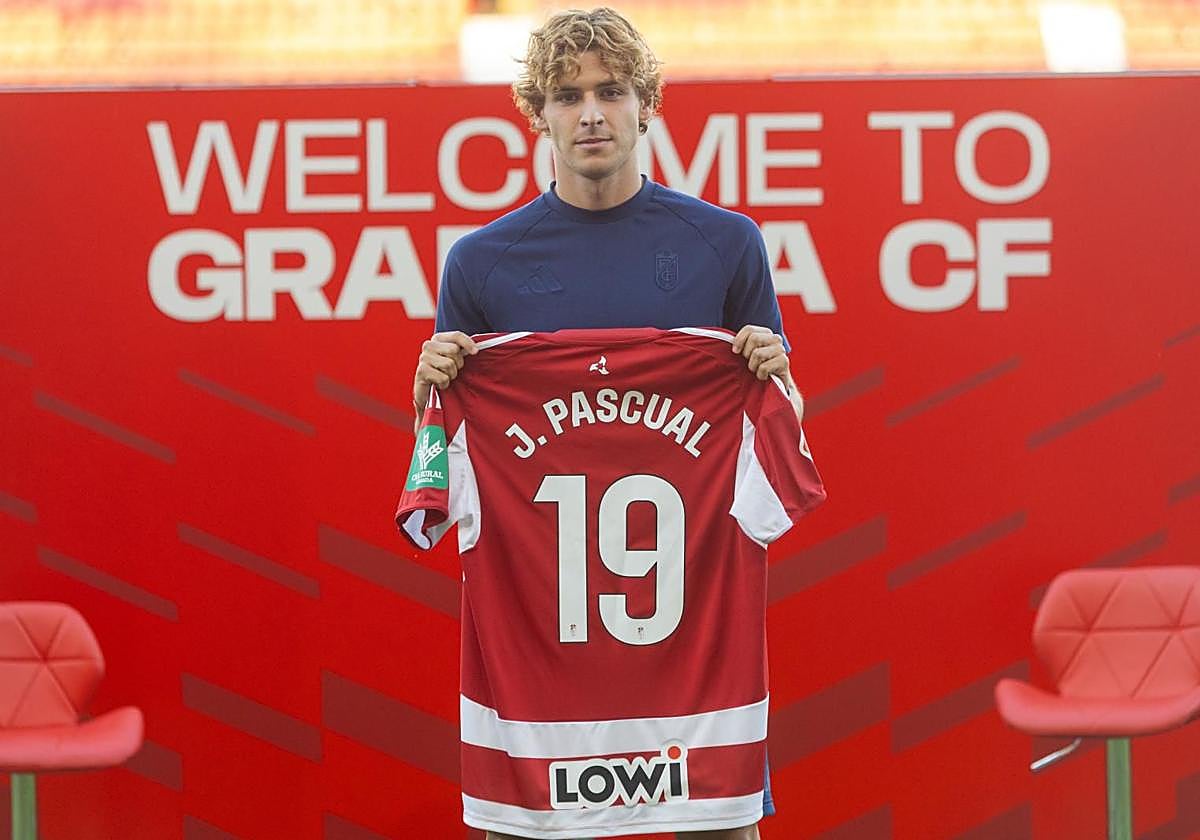 Jorge Pascual sostiene su nueva camiseta.