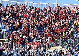 Aficionados del Granada en La Rosaleda de Málaga por el derbi de la temporada pasada.