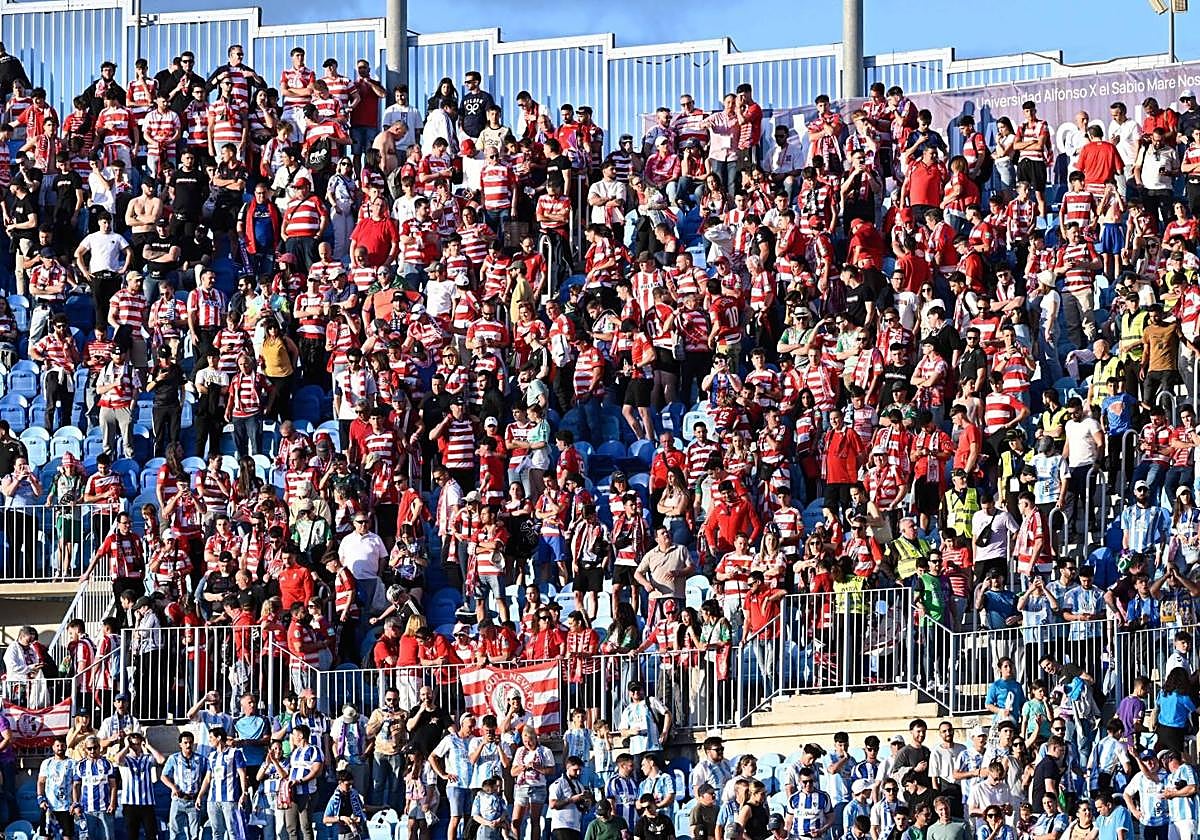 Aficionados del Granada en La Rosaleda de Málaga por el derbi de la temporada pasada.
