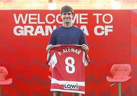 Pedro Alemañ sonríe durante su presentación con el Granada.