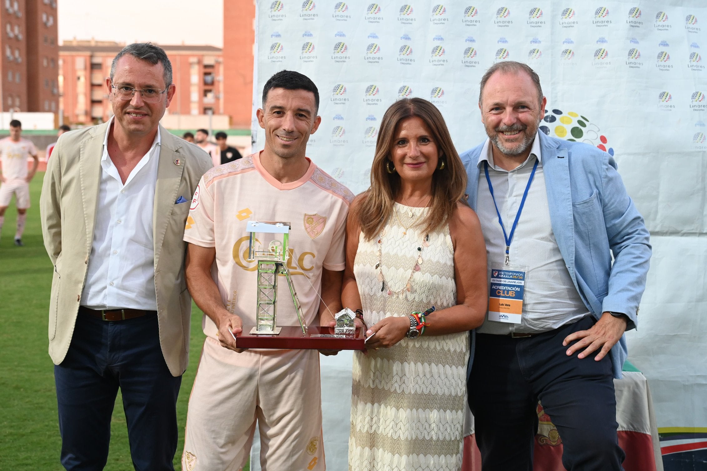 Luis Vera a la izquierda, entregando la Cabria de Plata junto Auxi del Olmo a Hugo Díaz.