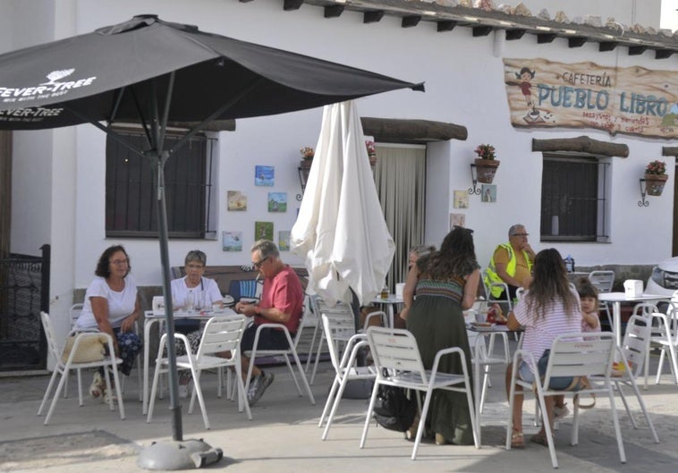 La cafetería especializada en tostadas de novela de un pueblo de Granada