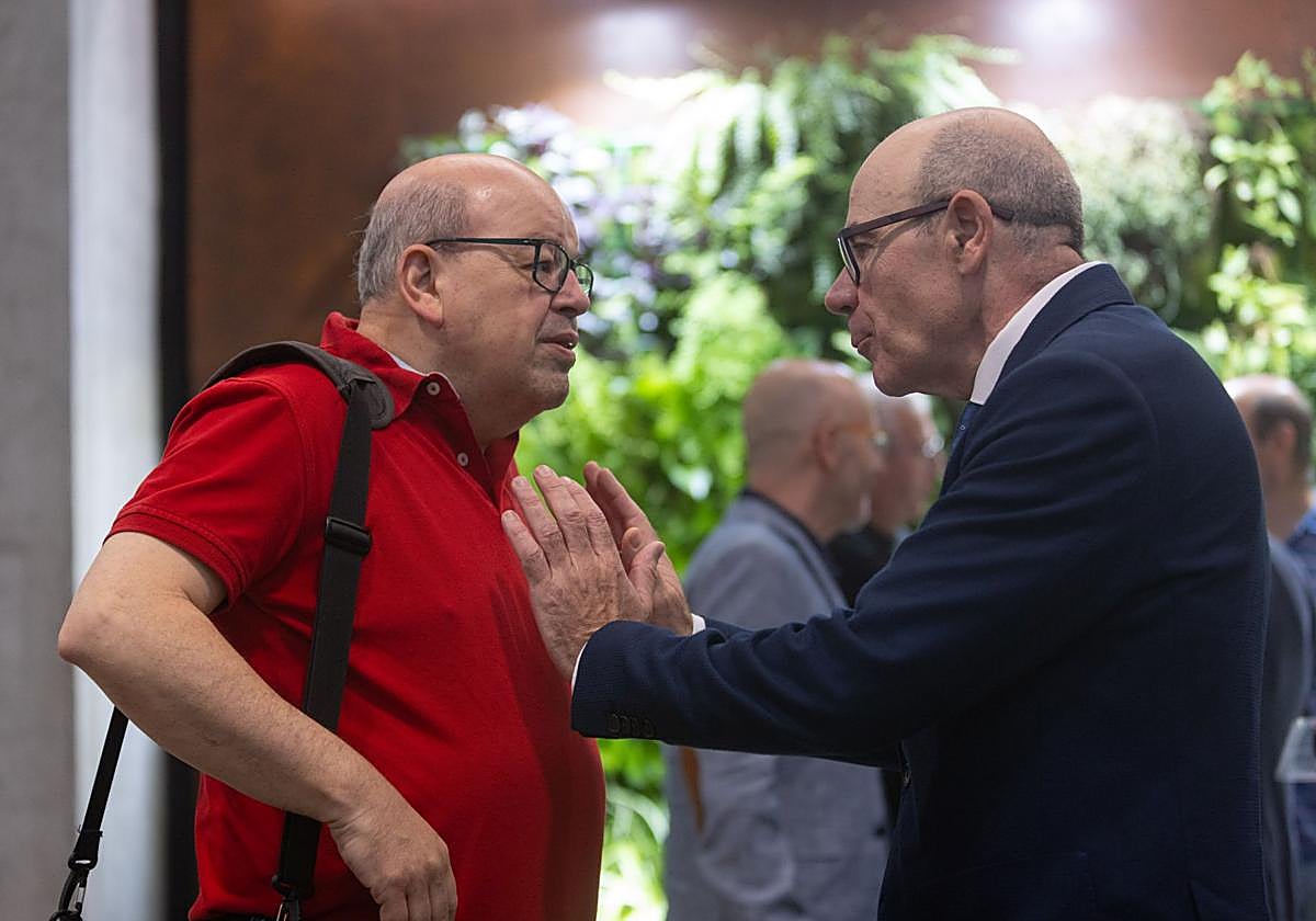 El catedrático Francisco Herrera y el rector de la UGR, Pedro Mercado, tras conocerse el veredicto de Accua.