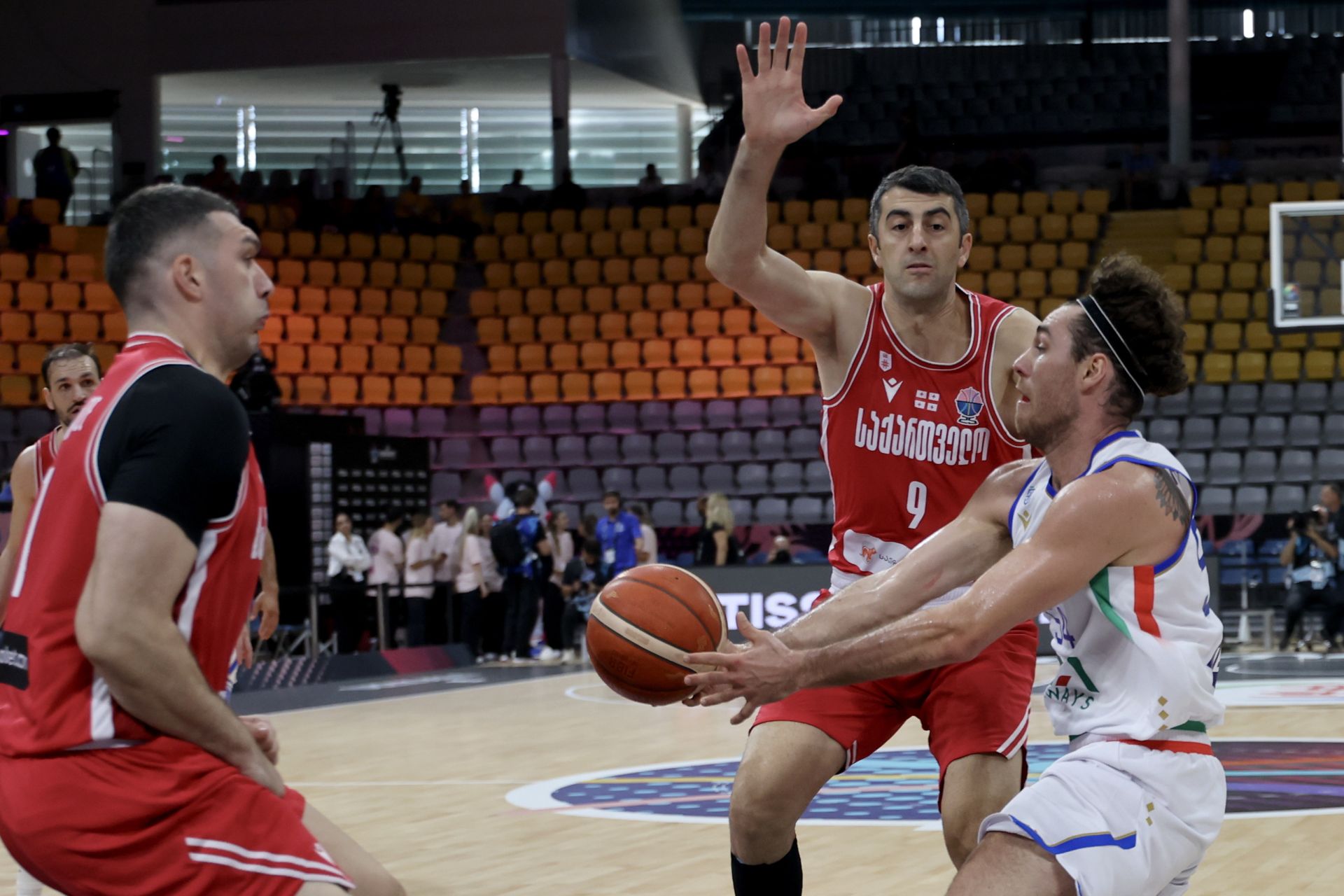 Beqa Burjanadze, a la izquierda, ayuda a Shermadini en defensa ante los italianos.