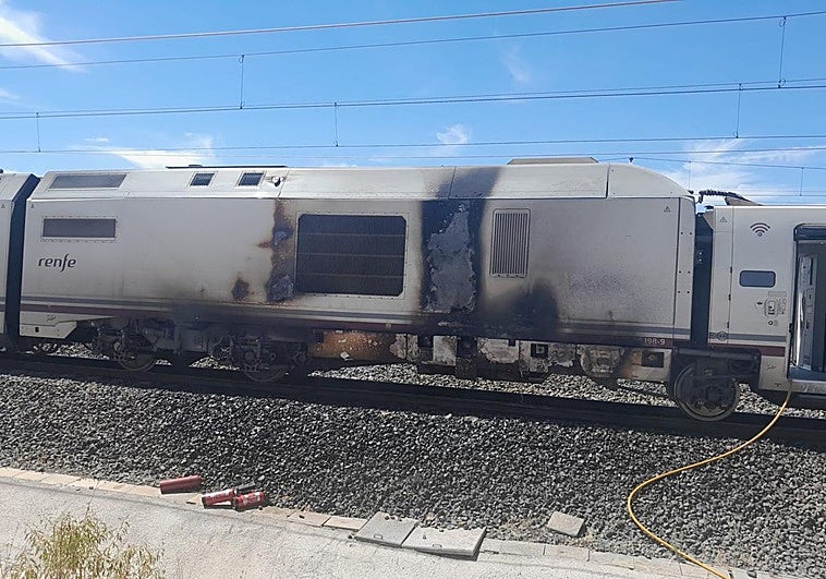 El tren afectado por el incendio.