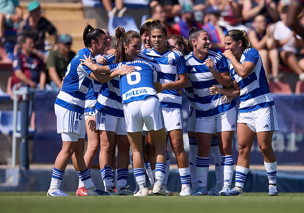 Las jugadoras celebran el triunfo al final. .