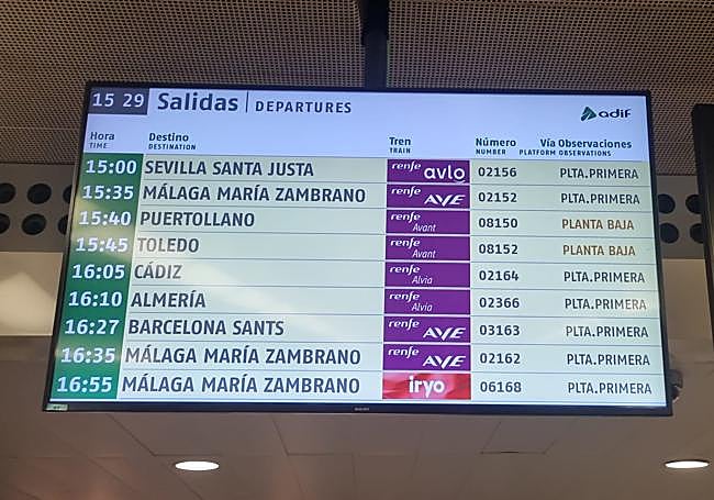 Panel con los trenes que esperan a la solución de la incidencia en Madrid.