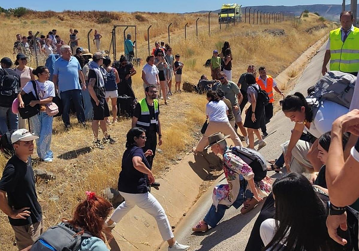 210 pasajeros desalojados del tren incendiado que conecta Almería y Granada con Madrid