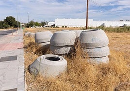 Piezas de las nuevas tuberías que se instalan entre Jun y Pulianas.