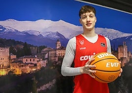Agustín Ubal posa por delante de la Alhambra y Sierra Nevada en su estancia en el Covirán.