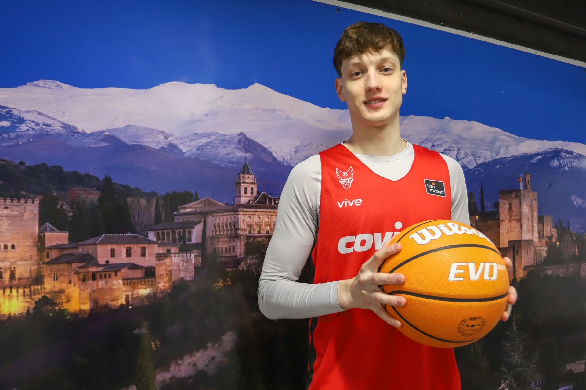 Agustín Ubal posa por delante de la Alhambra y Sierra Nevada en su estancia en el Covirán.