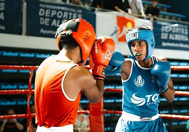 Mientras uno lanza el golpe, otro lo aguanta.