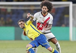 Aridane cubriendo a Januzaj, jugador de Las Palmas