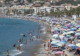 La playa de la La Herradura, repleta de veraneantes.
