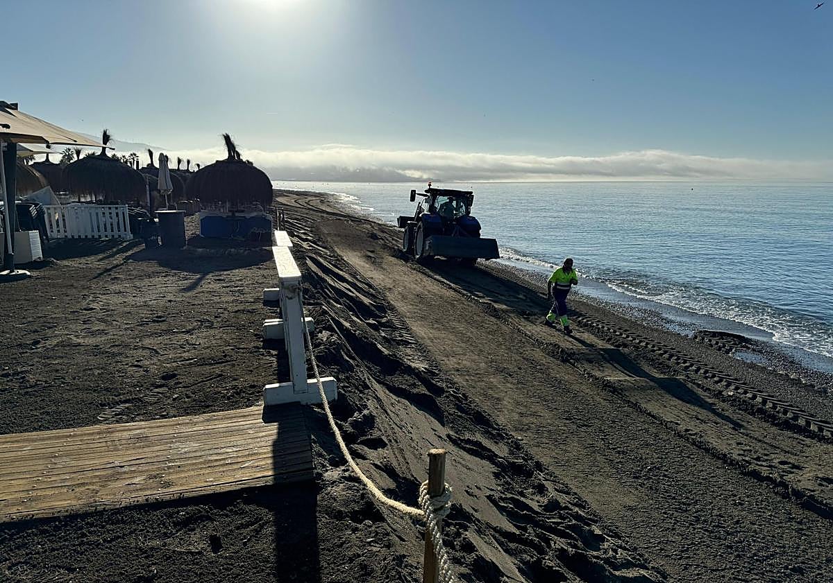 Imagen principal - Zona de Playa Granada afectada por un nuevo escalón.