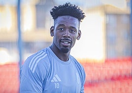 Mohamed Bouldini, antes de un entrenamiento ya con el Granada.