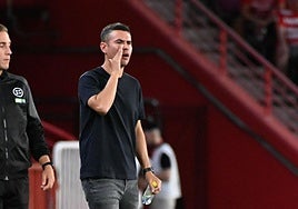El entrenador del Mirandés, Fran Justo, da órdenes a sus futbolistas.