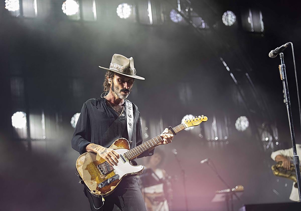 Imagen principal - Leiva y su imbatible repertorio brindan un feliz final de Feria de Almería