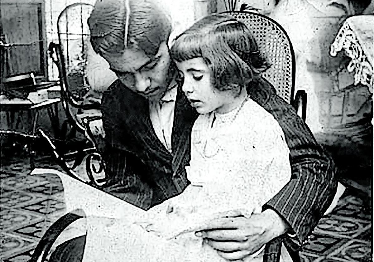 Federico leyendo con su hermana Isabel.