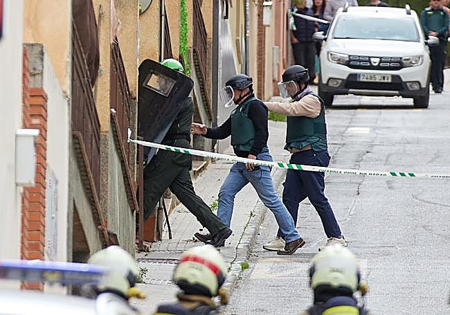 Negociadores durante el atrincheramiento de un hombre en Las Gabias el año pasado.
