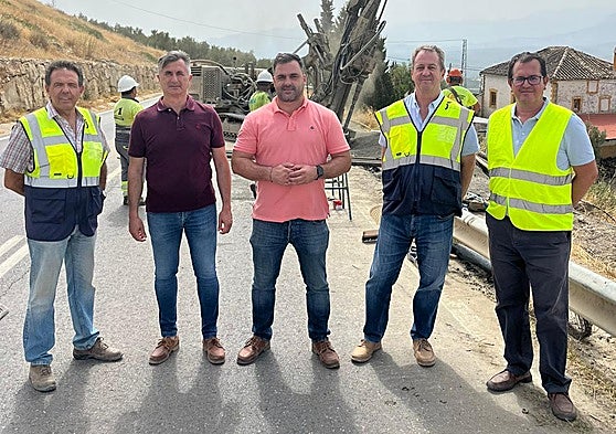 Visita de las autoridades y técnicos a las obras de la carretera JAE-4107.