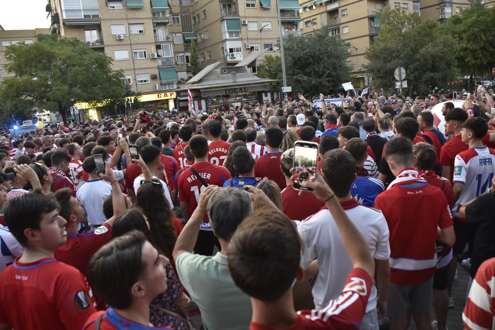 Las imágenes de la protesta de los aficionados del Granada