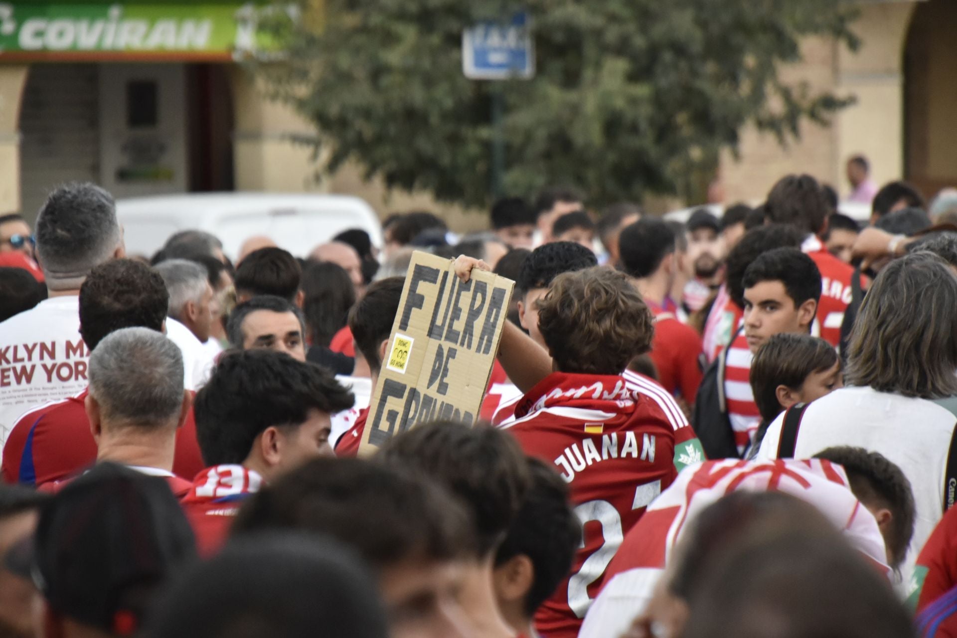 Las imágenes de la protesta de los aficionados del Granada
