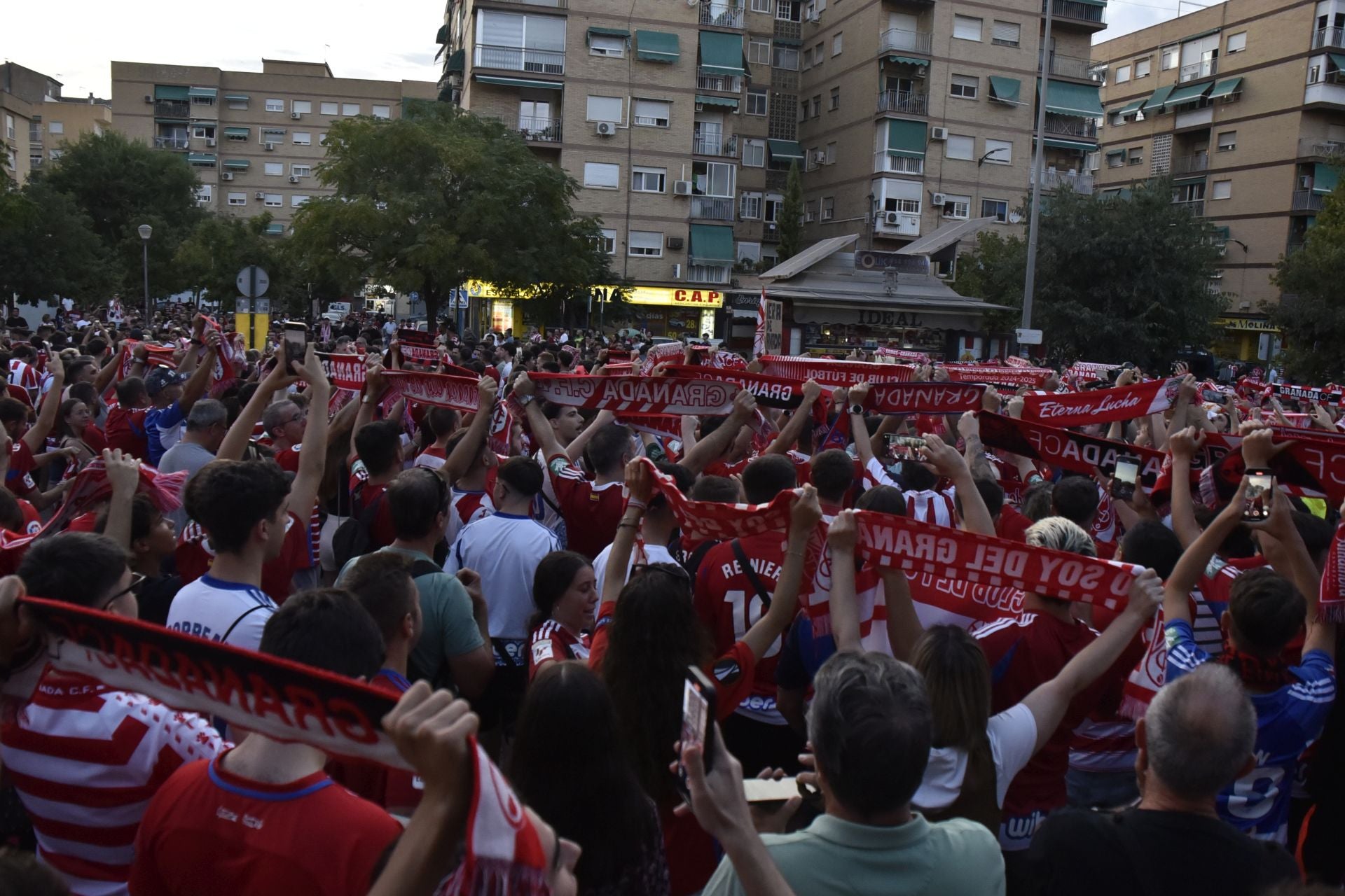Las imágenes de la protesta de los aficionados del Granada